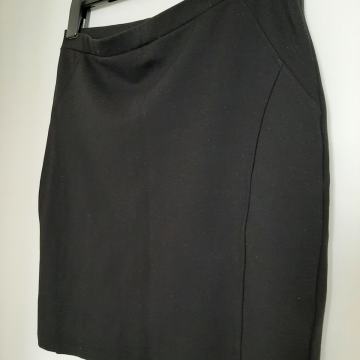 Crna suknja vel. M