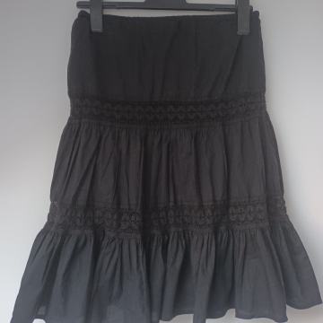 Crna suknja volani 34 široki kroj