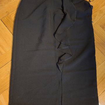 CRNA SUKNJA S VOLANOM I PROREZOM vel.L - NOVO