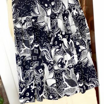 Crno-bijela cvjetna suknja na falte M-L/40-42
