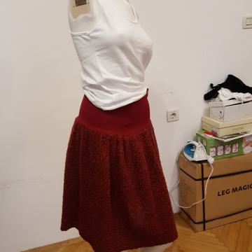 Crvena suknja 40