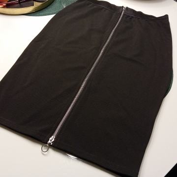 CRNA SUKNJA S CIFOM IZA  VEL.M/L - NOVO