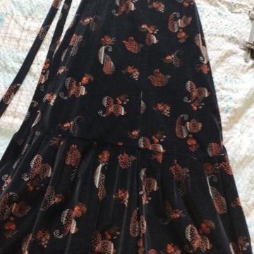 Dugačka pliš suknja - idealna za kostimografe