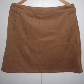 ELEGANTNA SUKNJA - IMITACIJA KOŽE 38 / 40 M