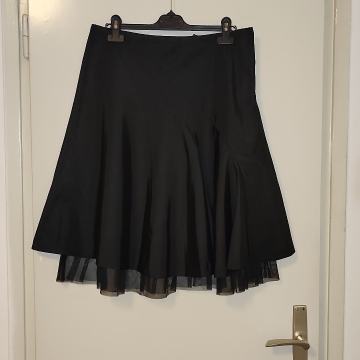 Elegantna suknja sa podstavom i tilom