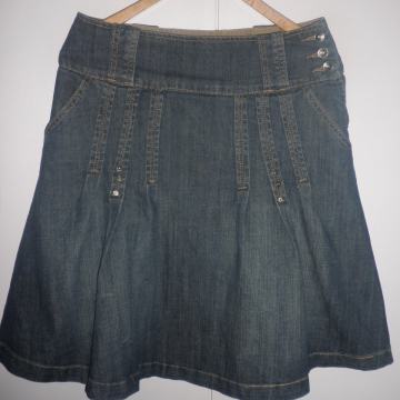 ELEGANTNA TRAPER SUKNJA 38 - 40 M