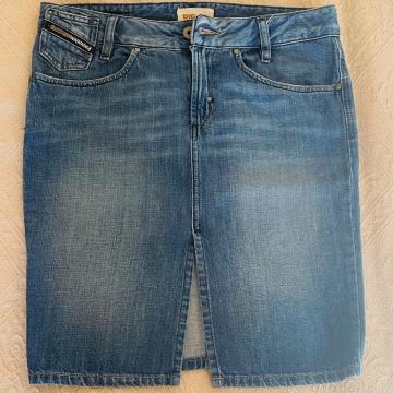 JEDNA DIESEL SUKNJA KOJA POGLEDE MAMI