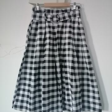 Karirana midi suknja