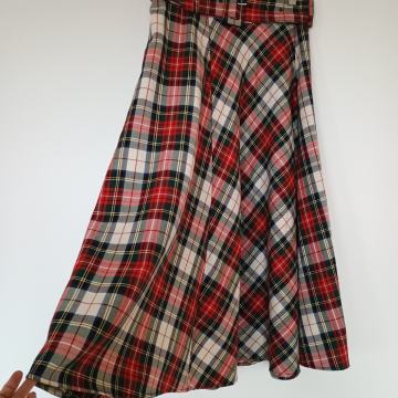 Karirana midi suknja