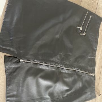 Kožna crna mini suknja