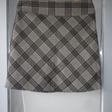 MANA - ELEGANTNA VUNENA SUKNJA 36 / 38 S