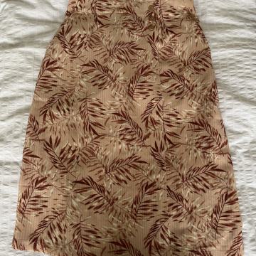 Mango suknja, svijetlo roza s uzorkom listića