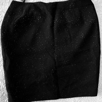 Mini crna suknja vel M (86 struk) malo svetlucava NOVO fino Italy