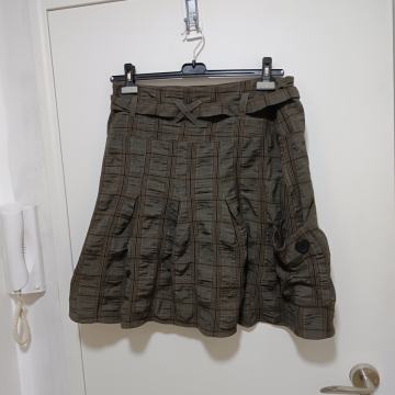 NEOBIČNA SUKNJA S DŽEPOVIMA 42