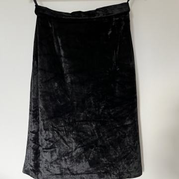 Pliš crna suknja vl.38/ RASPRODAJA