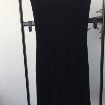 Prekrasna crna suknja, S