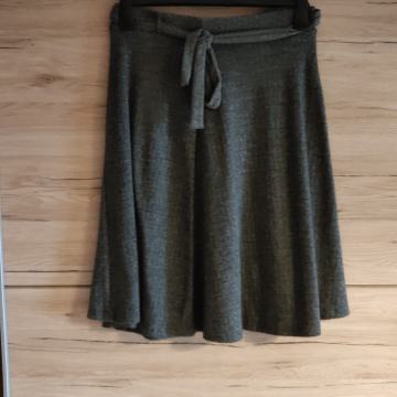 Siva suknja, nikad nošena