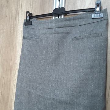 Siva, svjetlucava suknja,  L