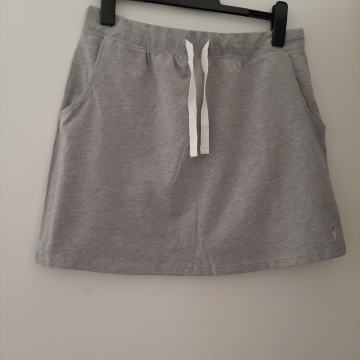 Nova sportska kratka suknja