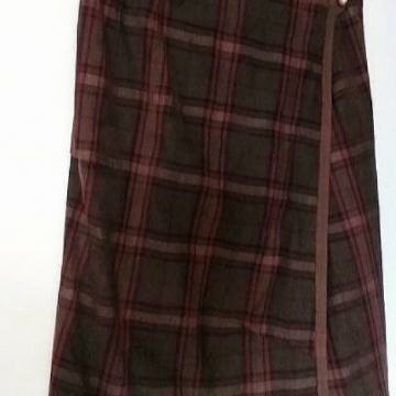 STOLNIK PREDIVNA UNIKATNA KARIRANA ASIMETRICNA FINAVUNA NOVA