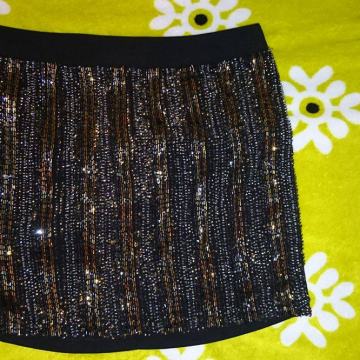 stradivarius crna suknja s perlicama