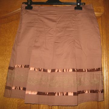 SUKNJA NA FALTE VEL 38  NOVO