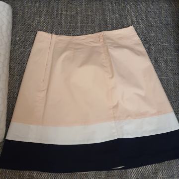 Suknja 36 broj tj.S veličina,  boja breskve sa bijelom i crnom crnom