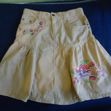 Suknja BENETON XL. AGE-12. Nije nošena.