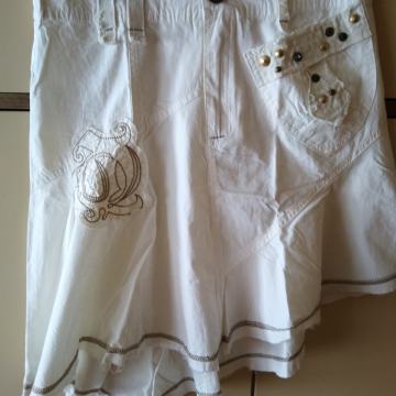 Suknja bež bijela nepravilnog oblika kratka