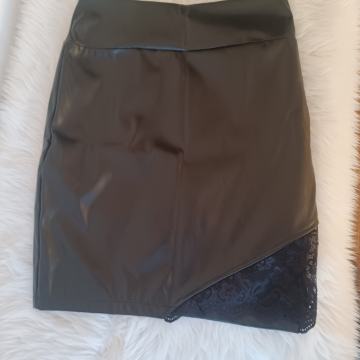 Suknja crna kožna sa čipkom, veličina L