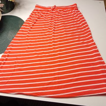 SUKNJA NA GUMU VEL 38 - NOVO