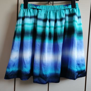 Suknja nova, nenošena