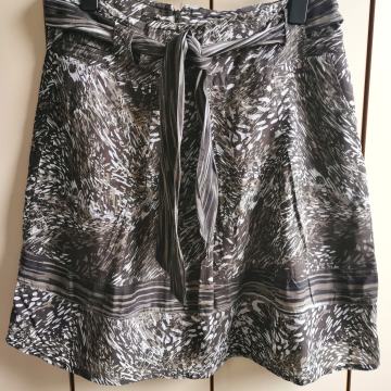 Suknja nova, nenošena