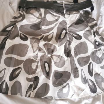 Suknja nova, nenošena