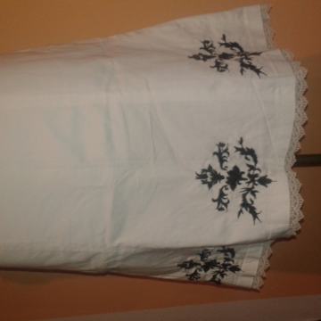 suknja, starinska, pamuk, sa vezenim detaljima i čipkom, veličina 42