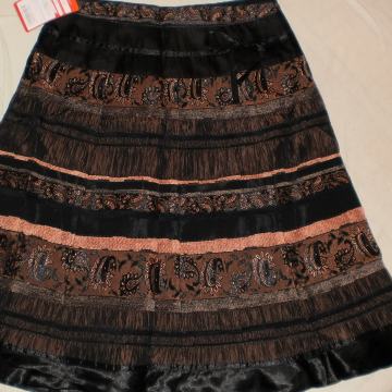 Suknja veličine 38/40 potpuno nova.