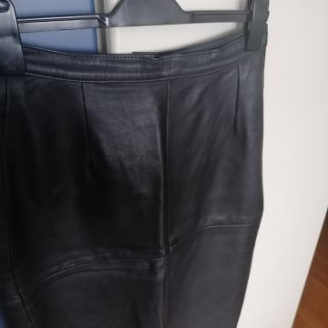 Ženska kožna suknja