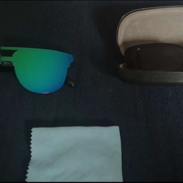 2 sunčane naočale + kutija i krpica
