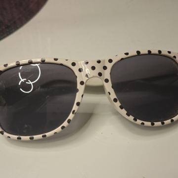 BIJELE SUNČANE NAOČALE NA CRNE TOČKICE - NOVO