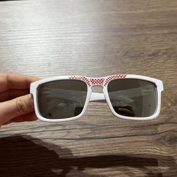 Bijele sunčane naočale sa šahovnicom