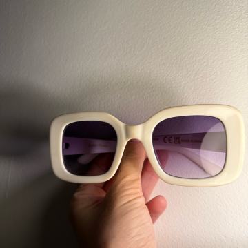 Bijele sunčane naočale