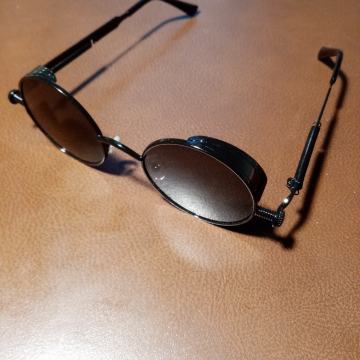 Stilske crne sunčane naočale s ukrasnim federima - lennonice