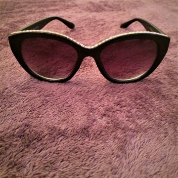 Crne sunčane naočale