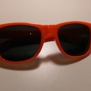 Crvene plastične sunčane naočale s UV zaštitom