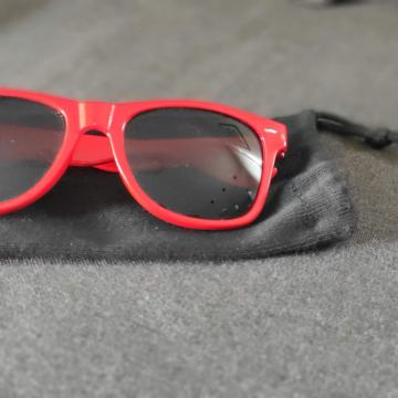 Crvene sunčane naočale s futrolom