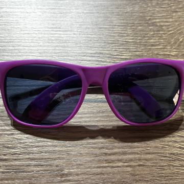 Ljubičaste sunčane naočale
