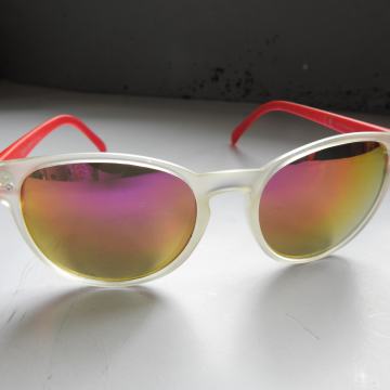 Moderne sunčane naočale s reflektirajućim zrcalnim staklima