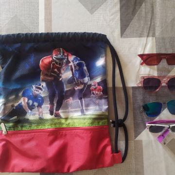 Naoćale i dvi torbe ( jedna je školska torba)