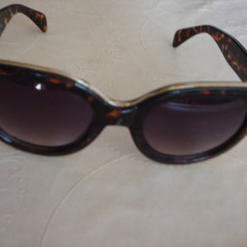 Naočale sunčane,vidi sliku!
