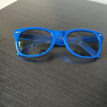 Plave sunčane naočale